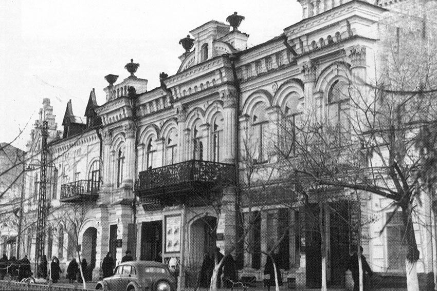 В 1976 году на её базе была открыта первая в России школа искусств... В 1976 году на её базе была открыта первая в России школа искусств...