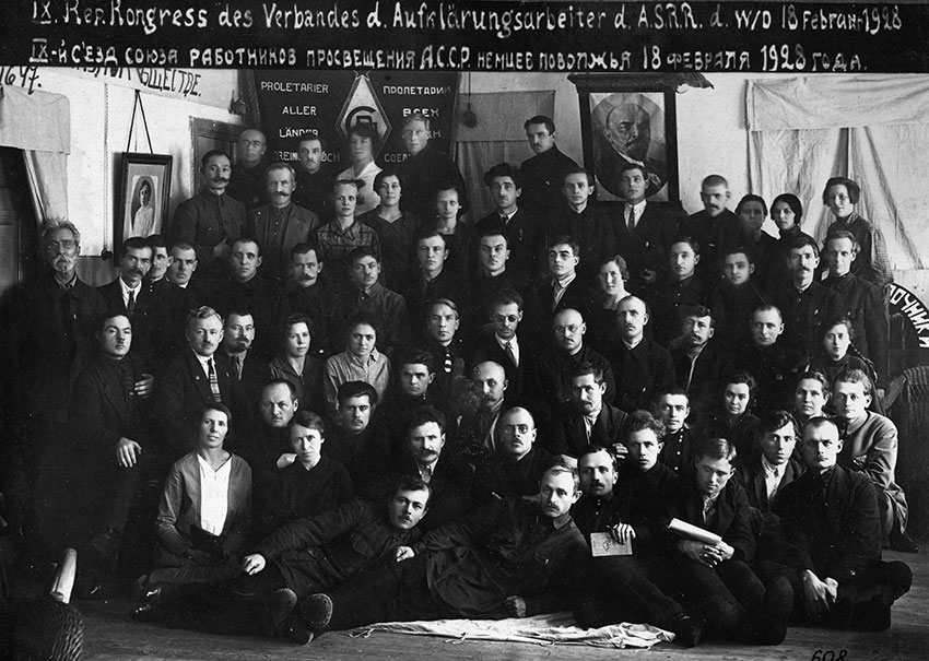 В конце 1940 г. в АССР НП функционировала 172 начальные школы,...