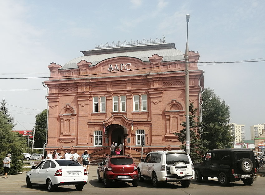 Согласно данным, за год в регионе родились 18 378 младенцев...