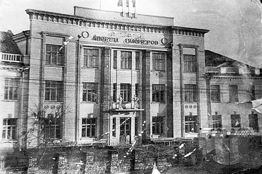 <b>1940 год</b>

 4 января появилось первое фото 11-й школы фотографа...