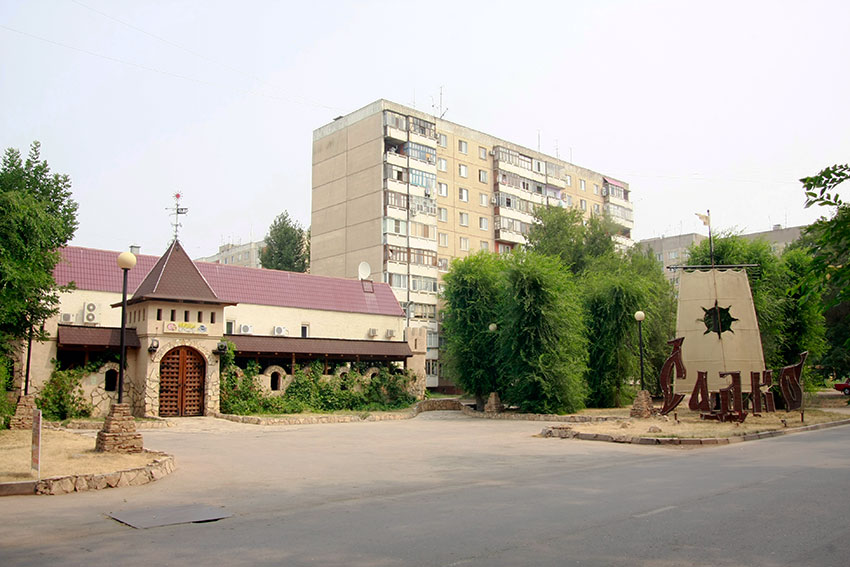 Некогда культовое место ресторан Садко стало магазином.