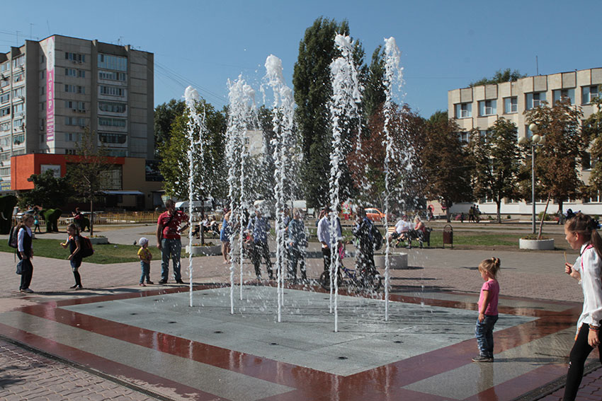 Фонтан около первой школы у памятника Ф. Энгельса.
