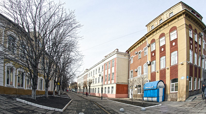 В настоящее время полностью замощённая улица Театральная.