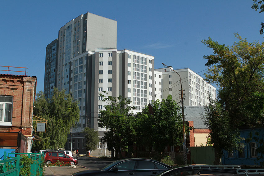 На месте д/к Ударник и парковой зоне новостройка.