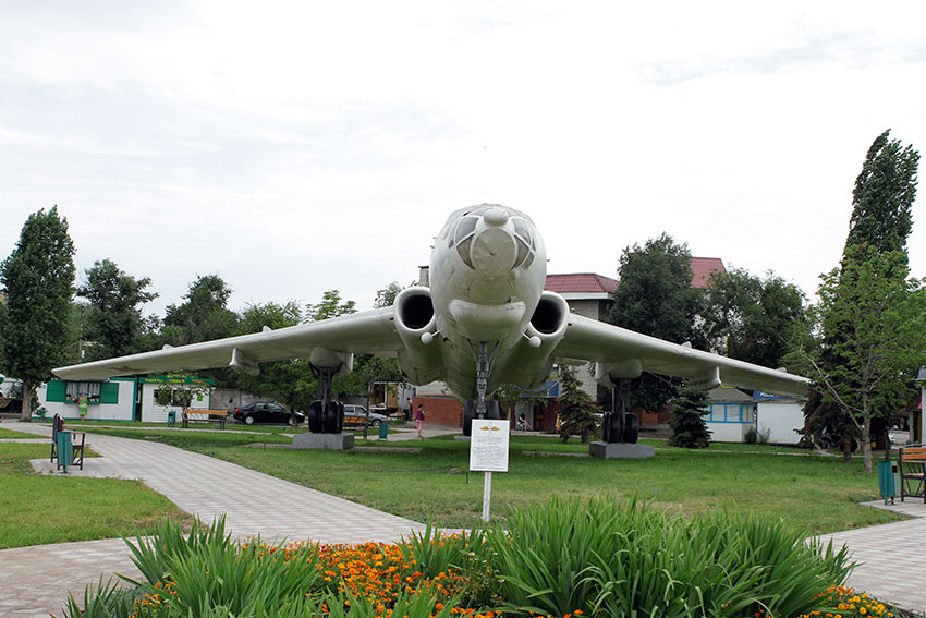 Самолёт ТУ-16 был установлен на вечную стоянку в 1990 году...