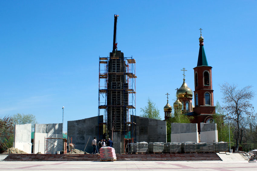 Реконструкция сквера и строительство мемориала были проведены...