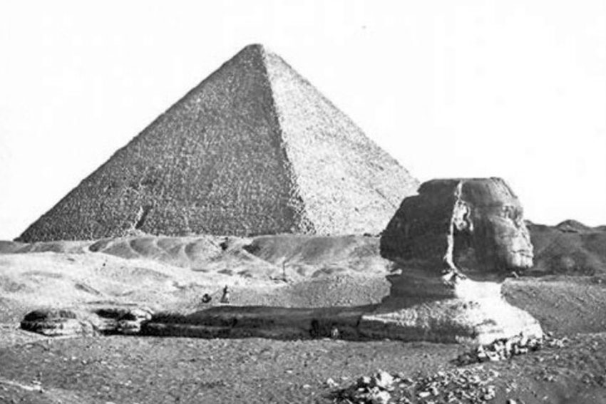 Ещё не раскопанный Большой Сфинкс до 1850 года. Ещё не раскопанный Большой Сфинкс до 1850 года.