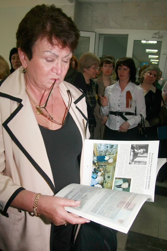 Знакомится с фотоальбомом «Страницы истории Покровск-Энгельс»... Знакомится с фотоальбомом «Страницы истории Покровск-Энгельс»...