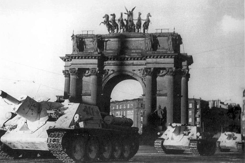 Колона самоходок проходит по центру Ленинграда зима 1942-1943...