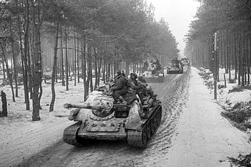 Уже 25 августа 1943 года требовалось начать выпуск СУ-85, до...