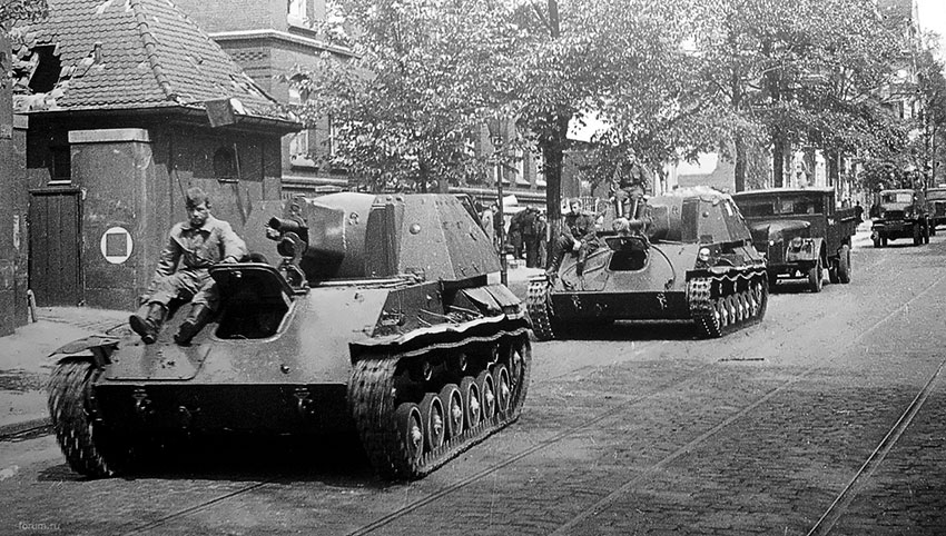 Первая СУ-76м с обломком пушки на улицах города. Первая СУ-76м с обломком пушки на улицах города.