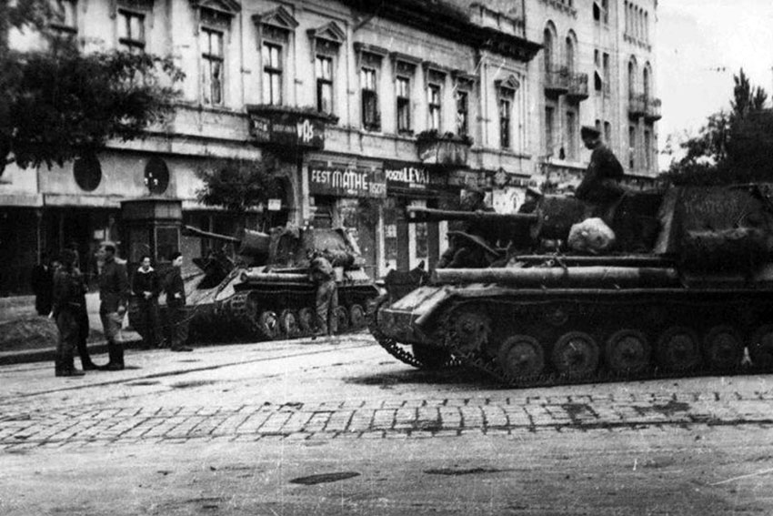 СУ-76м на улицах Венгерского города Сегед октябрь 1944 год. СУ-76м на улицах Венгерского города Сегед октябрь 1944 год.