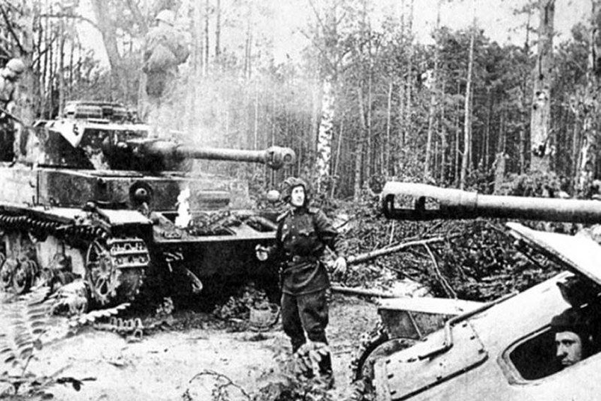 Перед подбитым немецким танком PZ-4. Перед подбитым немецким танком PZ-4.