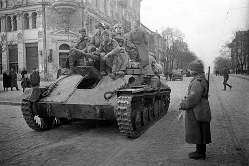 На улицах Одессы апрель 1944 год. На улицах Одессы апрель 1944 год.