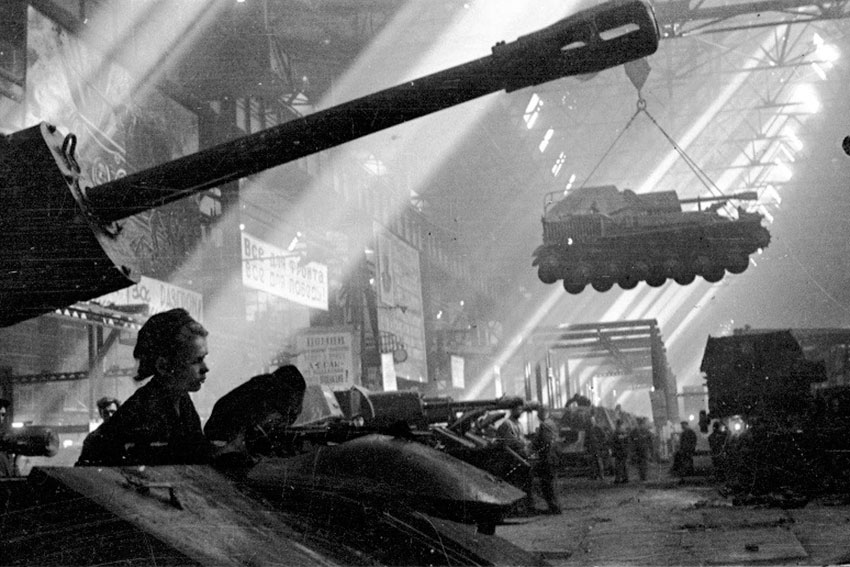 Подросток сварщик Алексей Ель в цехе по сборке СУ-76м. Горьковский... Подросток сварщик Алексей Ель в цехе по сборке СУ-76м. Горьковский...