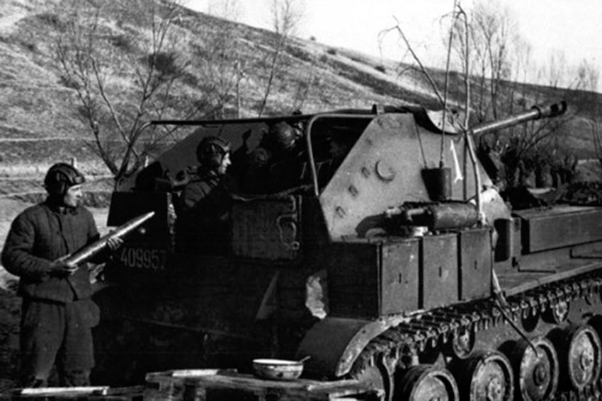 Пополнение боеприпасов самоходной Су-76м. Пополнение боеприпасов самоходной Су-76м.