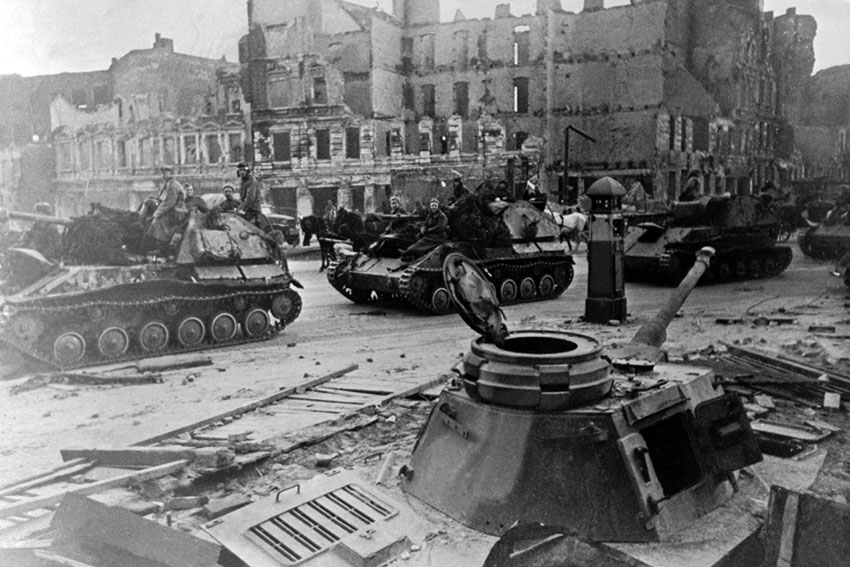 Советская самоходная пушка Су-76м проезжает мимо немецкого... Советская самоходная пушка Су-76м проезжает мимо немецкого...