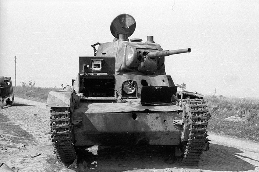 Расстрелянный на дороге Т-26 лето 1941 год.