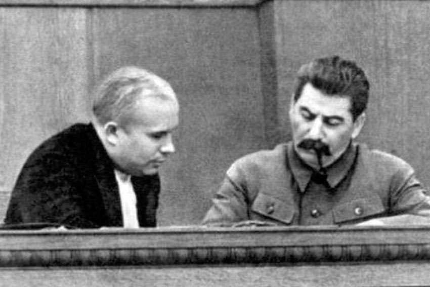 После смерти тело И. В. Сталина было забальзамировано и...