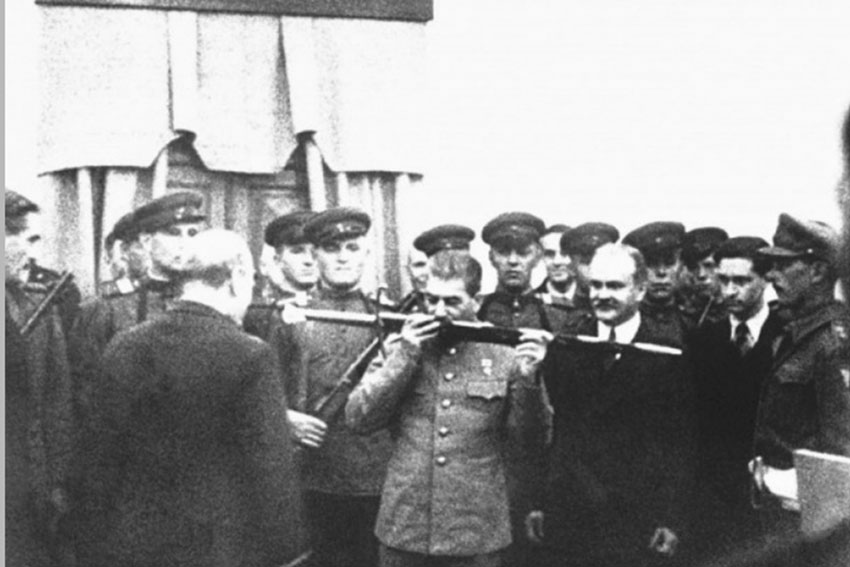 В самом начале Великой Отечественной войны Сталин проявил...