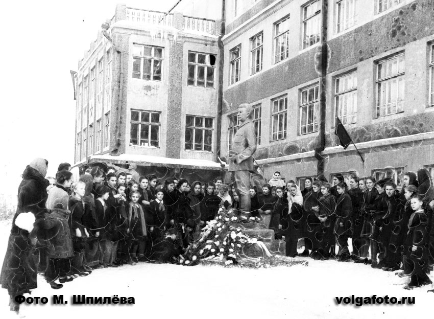 Школьницы у памятника И. Сталину. 6 февраля 1953 года