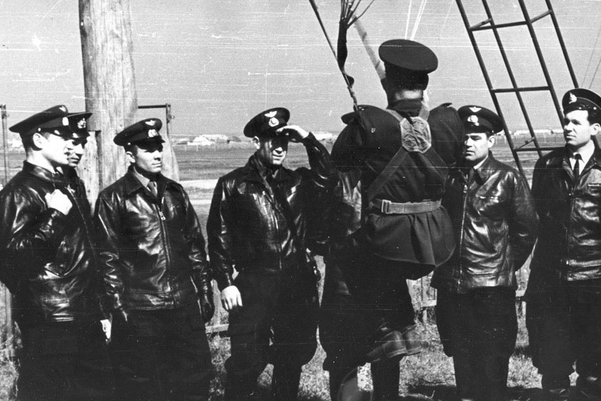 Какой-нибудь остряк тут же подхватывал:
— А привенериваться...