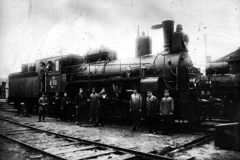 В 1935 году на своём паровозе (№ 715) он со своей бригадой перевёз...