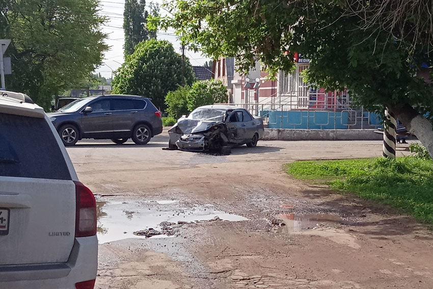 Судя по машине скорость превышала 100 км/час. Судя по машине скорость превышала 100 км/час.