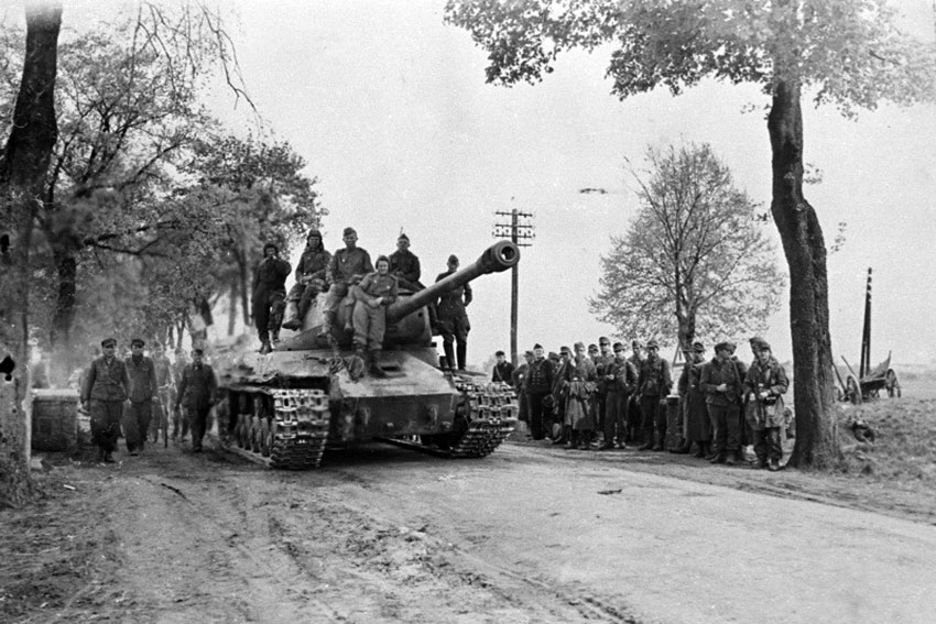 ИС-2 на дороге к Берлину. Фото 1945 год.