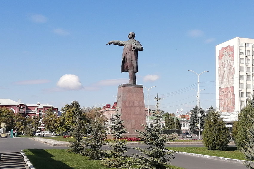 За январь-апрель в регион прибыло 9528 человек, а убыло - 10626....