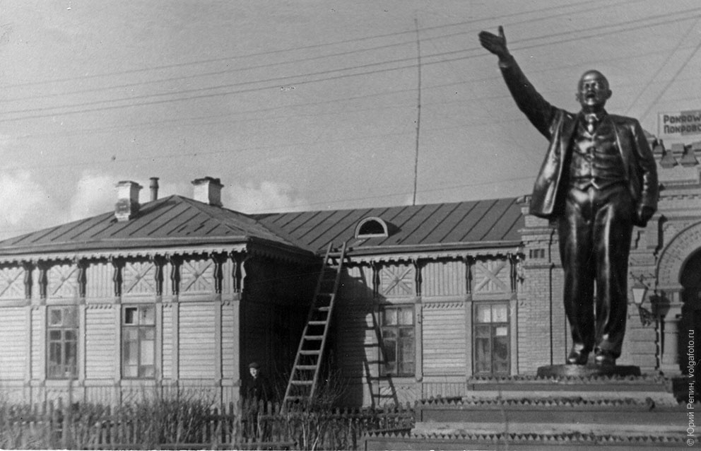 После революции в центре площади был установлен памятник...