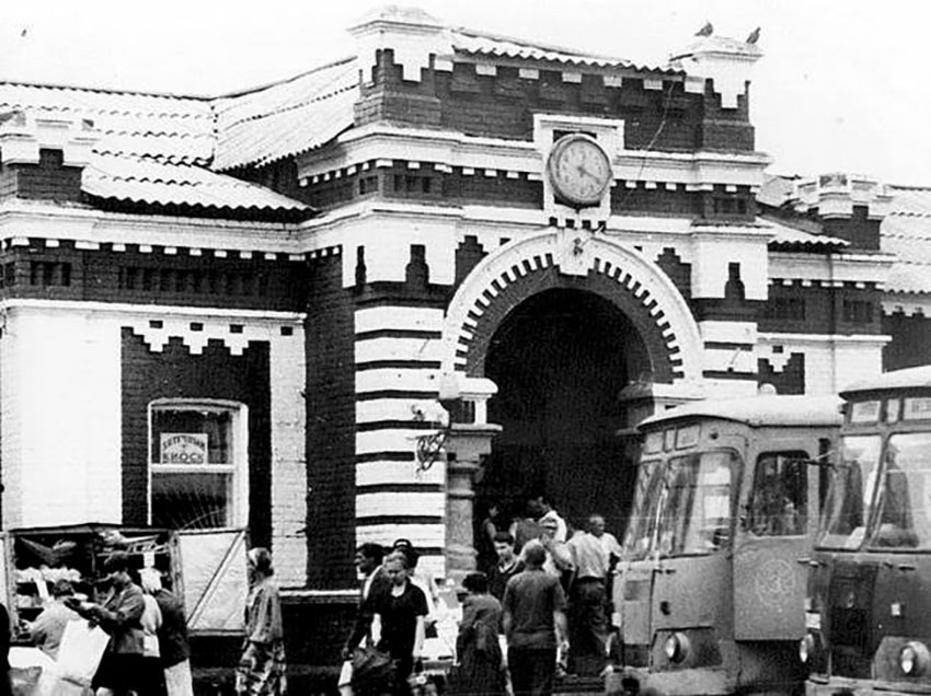 Автобусная остановка на привокзальной площади, 1970 годы.