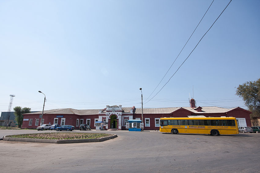 В 1990 годы памятник Ленину был демонтирован. Фото 2012 год.