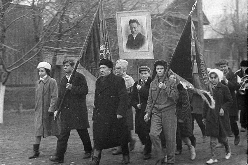 В 1960 году в школе обучалось 947 учащихся. В школе имелось...
