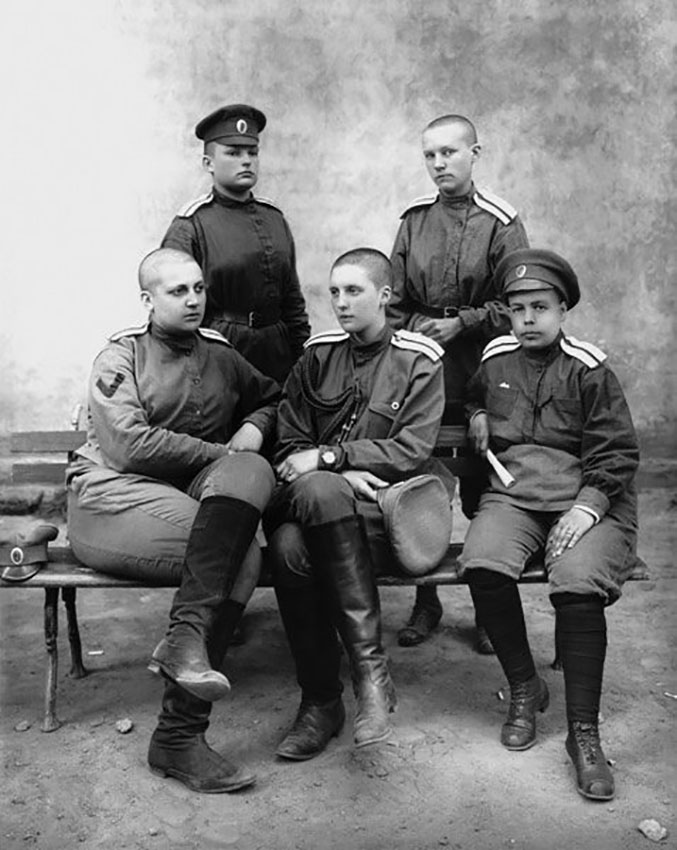 Офицеры женского батальона Фотоателье Карла Буллы, июль...
