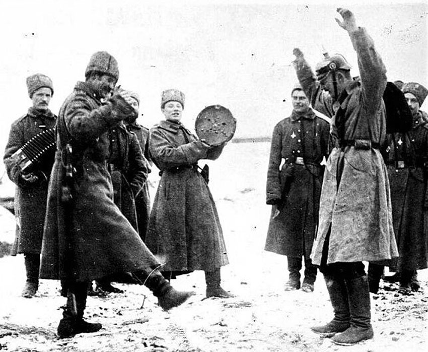 Русские солдаты учат пленного немца танцевать.