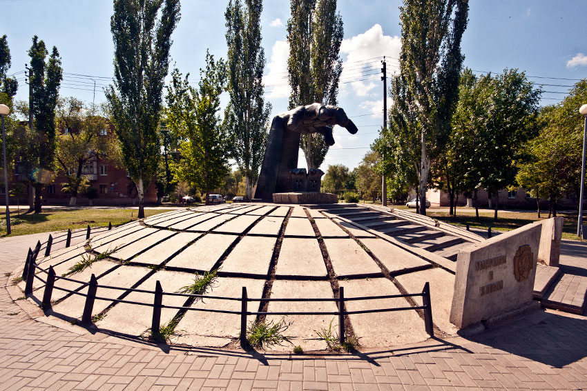 Это памятник из чёрного гранита в память о тех жителях нашего... Это памятник из чёрного гранита в память о тех жителях нашего...