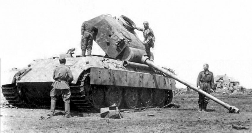 Красноармейцы осматривают танк Pzkpfw. V Ausf. D Пантера 51-го тан... Красноармейцы осматривают танк Pzkpfw. V Ausf. D Пантера 51-го тан...