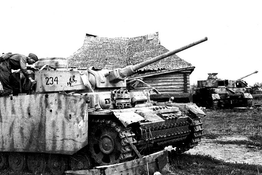 Советский солдат осматривает брошенный немецкий танк Pz.III-Ausf.-J Советский солдат осматривает брошенный немецкий танк Pz.III-Ausf.-J