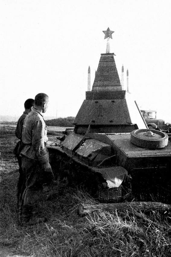 Советские солдаты у памятника героям танкистов, погибших... Советские солдаты у памятника героям танкистов, погибших...