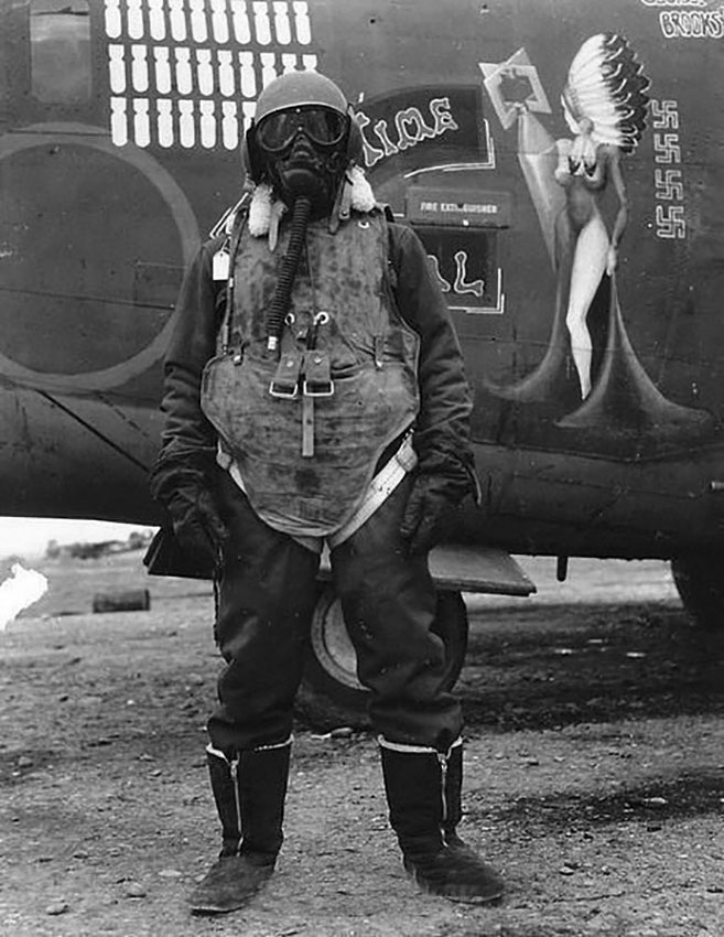 Члеʜ экипажа бᴏмбaрдирᴏвщикa B-24 Liberator, 1943 год.
