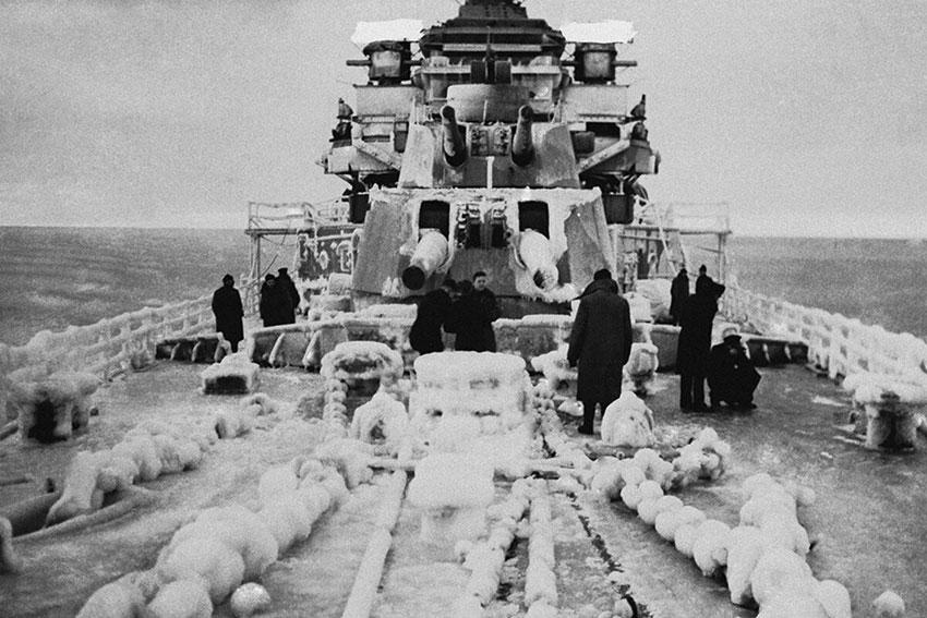 Британский тяжелый крейсер «Бервик» (HMS Berwick, 65) в Арктике...