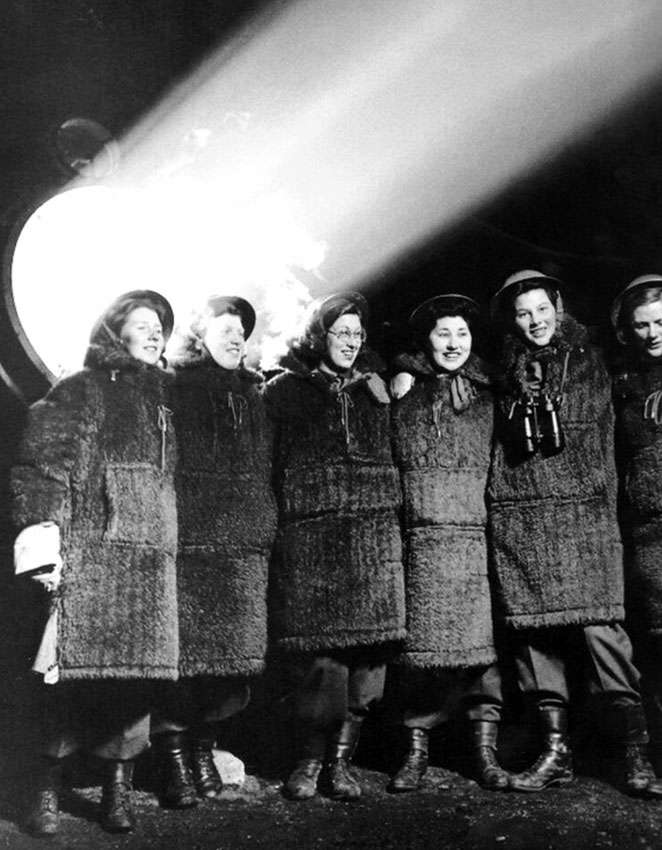 Операторы радарного зенитного прожектора, 1943 год. 