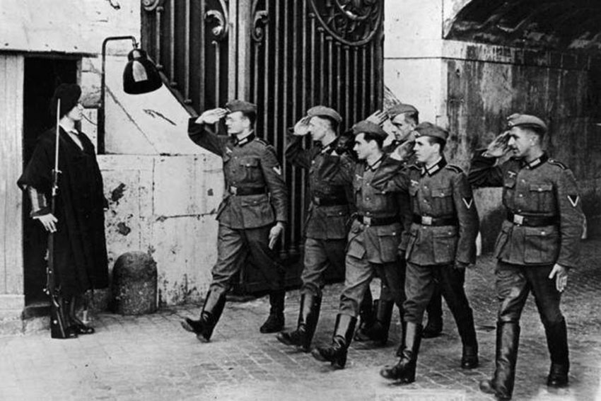 Coлдaты Bepмaхта и чacoвой папской гвардии, Ватикан, 1943 год.