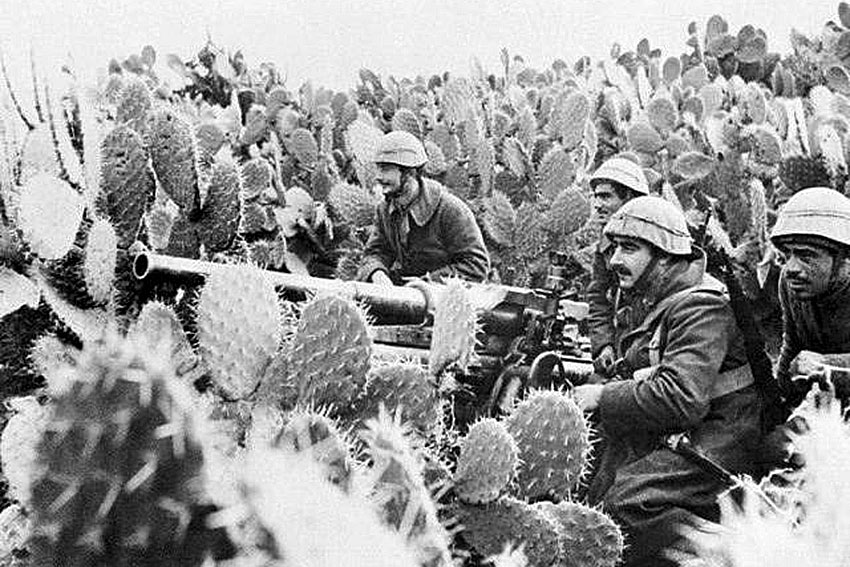 Итaльянcкиe вoeнные в зacaдe. Африка Тyнис, 1943 год.