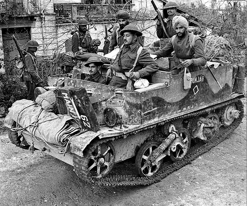 Солдаты из 19-й индийской пехотной дивизии на Universal carrier в...