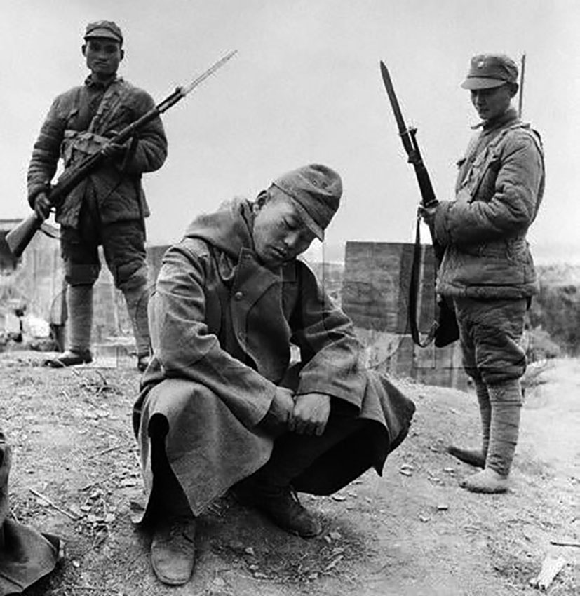 Два китайских солдата охраняют пленного японца, конец 1943...