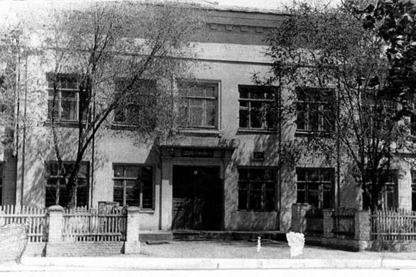 Старое здание школы было построено в 1939 году. Оно находилось...