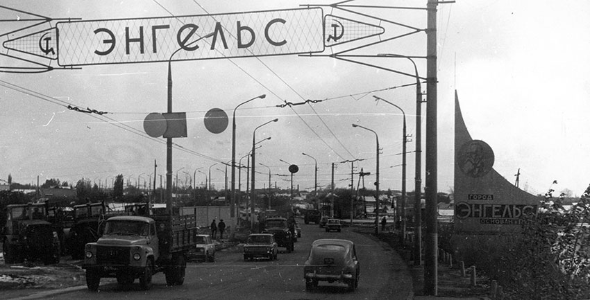 Первая стела установлена после открытие моста в 1965 году. Первая стела установлена после открытие моста в 1965 году.