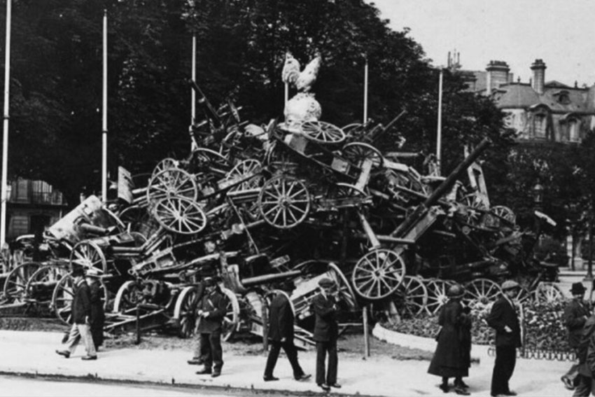 Пирамида из пушек Париж, 1919 год. Пирамида из пушек Париж, 1919 год.